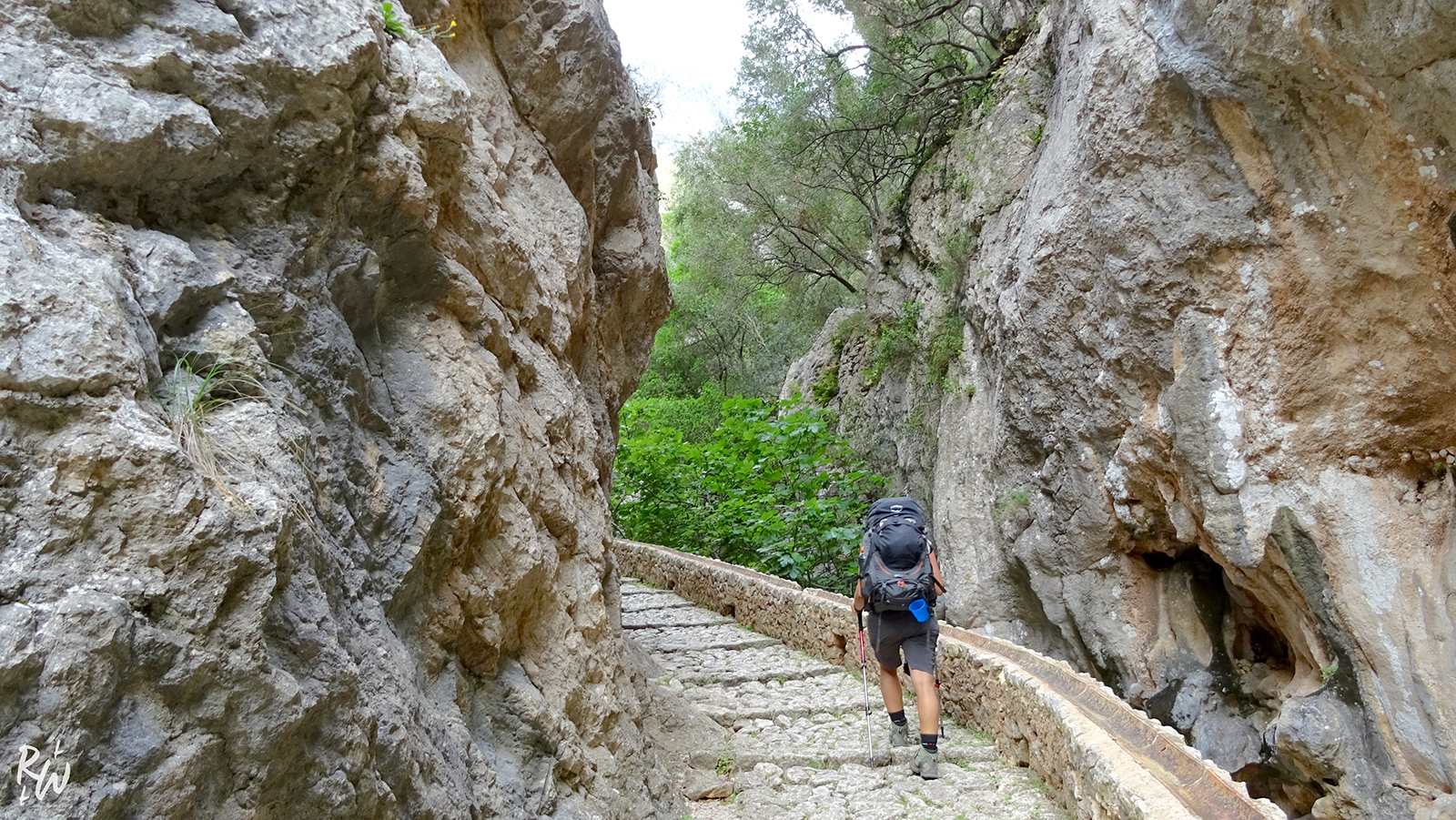 Des escaliers vers la cascade
