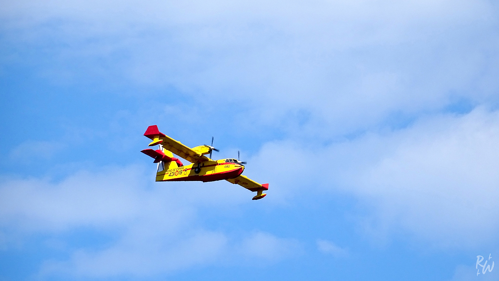 Un avion bombardier d'eau