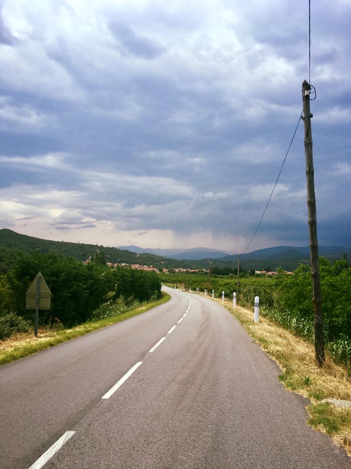 Les Pyrénées sous un ciel menaçant