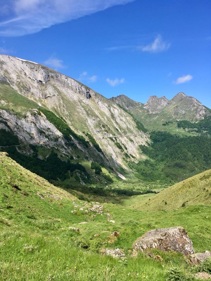 Route à flan de montagne