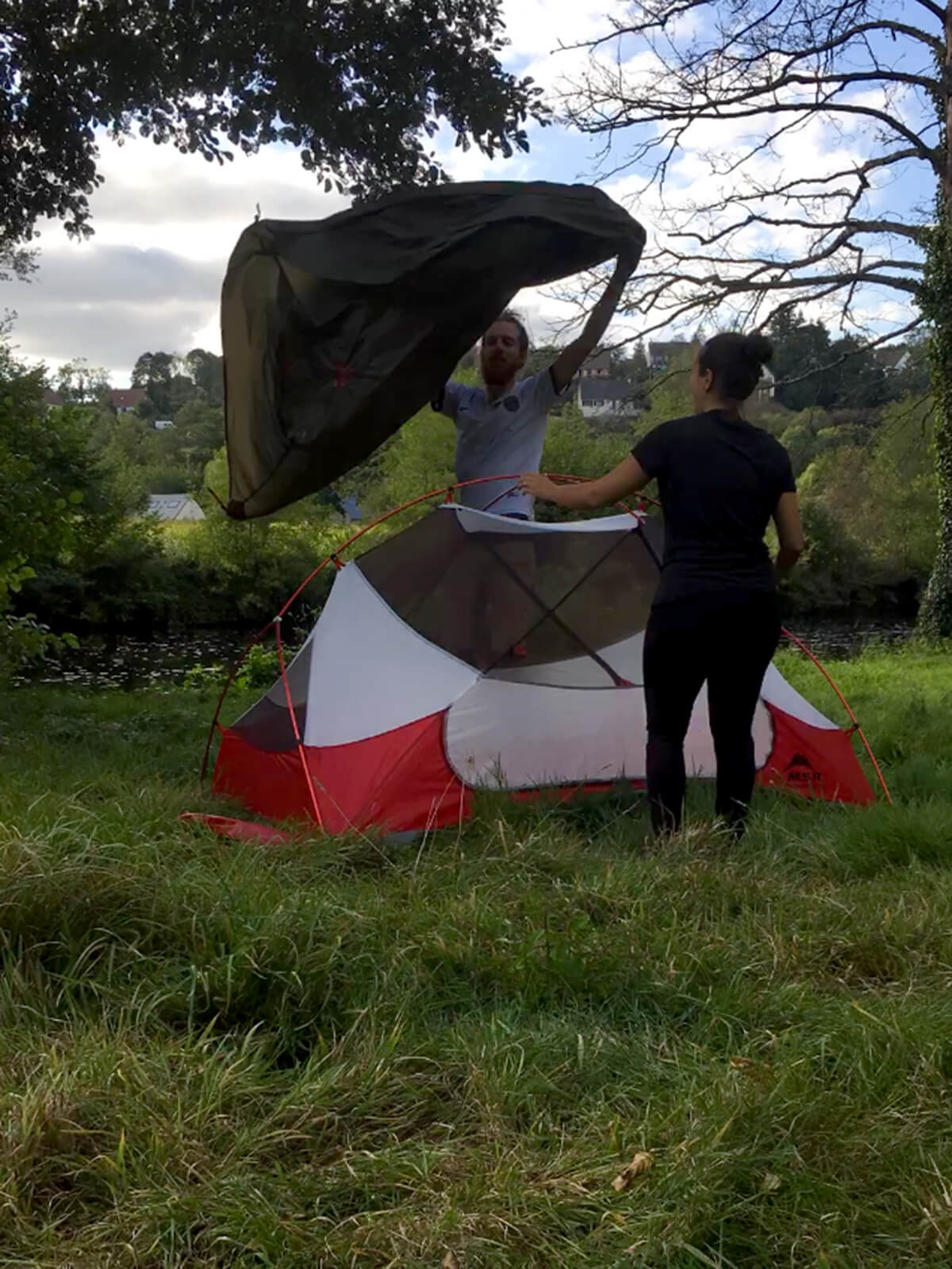 Montage de la tente en bivouac