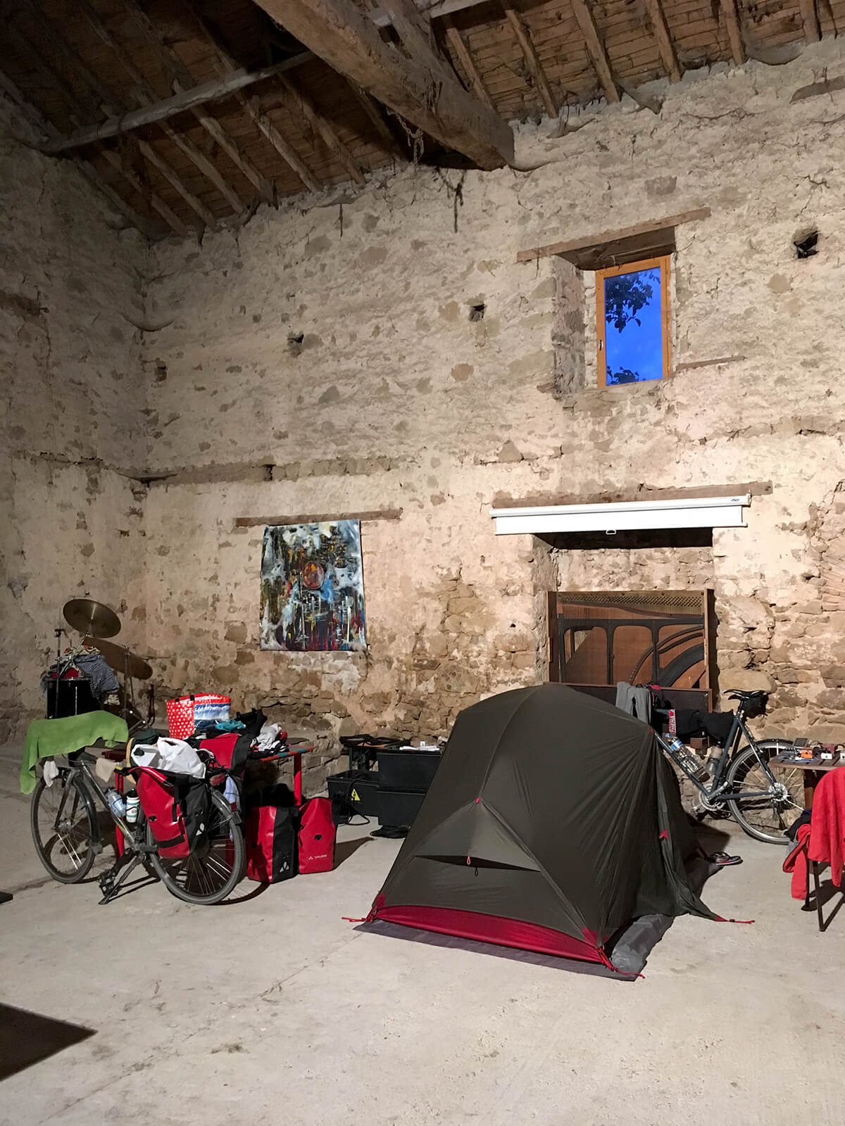 La tente montée dans une grange