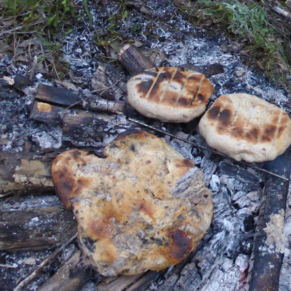 Pain en voyage, recette cuite au feu de camp