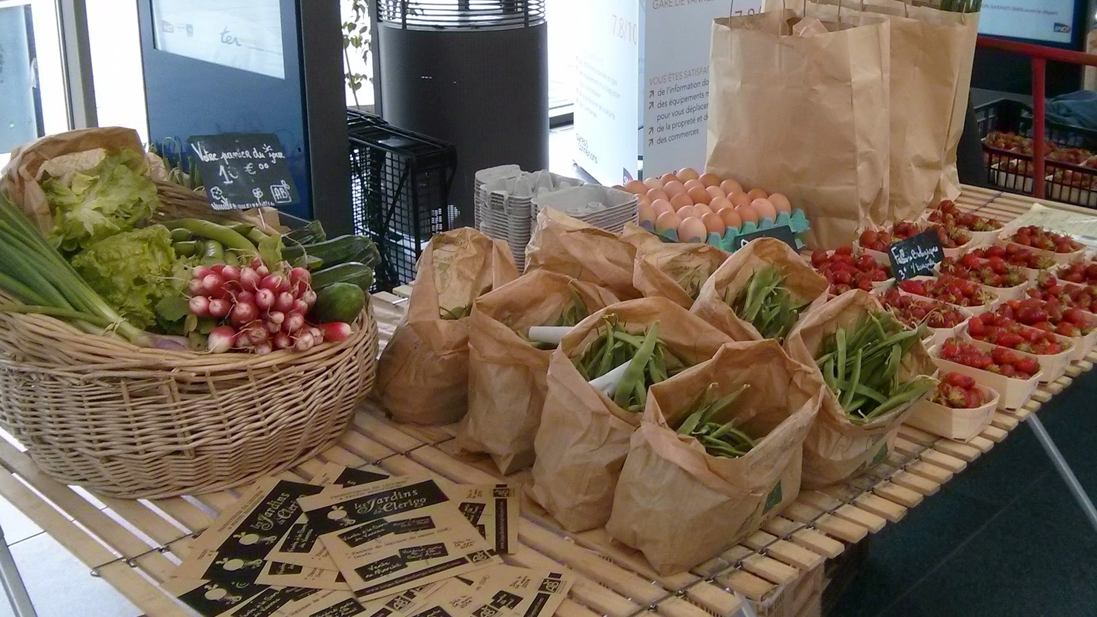 Les paniers bio en vente à la gare