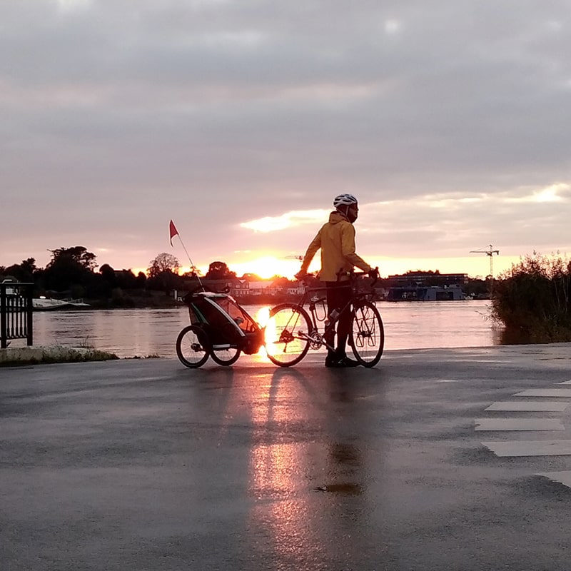 Voyage à vélo avec une remorque enfant
